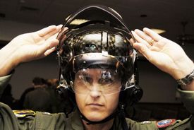 Pilot F-35 zkouší své vybavení.