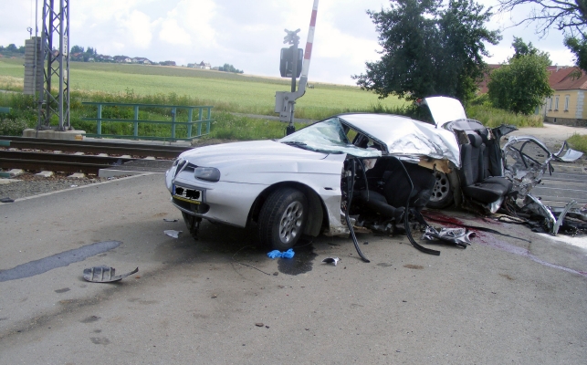 Auto se čtyřmi mladíky ráno narazilo do stromu. Tři to nepřežili.