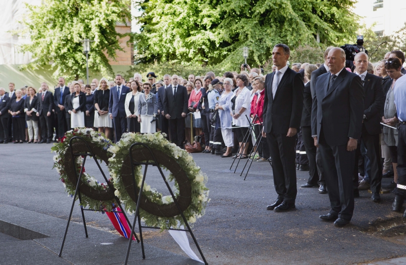 Norsko si připomíná památku obětí atentátníka Breivika (na snímku vpravo norský král Harald V. a vlevo premiér Jens Stoltenberg). Norsko si připomíná památku obětí atentátníka Breivika (na snímku vpravo norský král Harald V. a vlevo premiér Jens Stoltenberg).