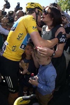 Wiggins se raduje se svou rodinou.