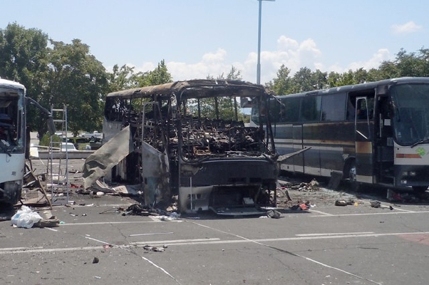 Zbytky autobusu odpáleného na letišti v Burgasu.