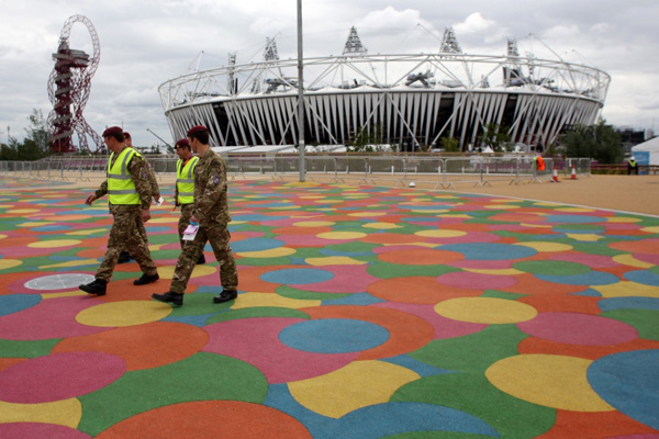 Příslušníci britské armády před olympijským parkem ve Stratfordu.