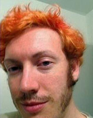 Čtyřiadvacetiletý James Holmes je podezřelý z páteční střelby v kině.
