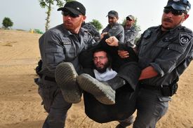Policie odnáší ultraortodoxního žida z jedné nezákonné osady na obsazených územích.