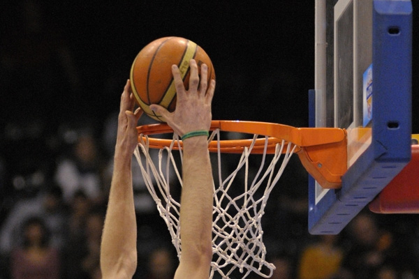 Mladý basketbalista v Brazílii zemřel po smeči. Zřítila se na něj konstrukce.