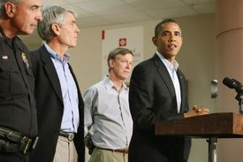 Nebudu vyslovovat vrahovo jméno, žekl guvernér Hickenlooper (druhý zprava). Na snímku při návštěvě pretidenta USA Obamy v Auroře.