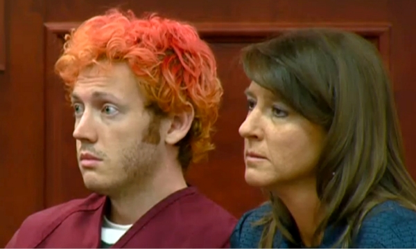 James Holmes podezřelý z krvavé střelby v v multikině coloradského města Aurora poprvé předstoupil před soudce.