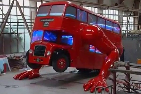 Double decker na svých ohromných plechových pažích může díky zabudovanému motoru dělat kliky a zvedá se tak zcela plynule do výše několika metrů.