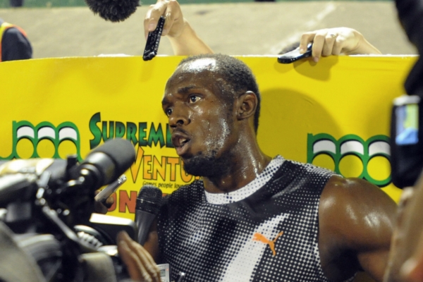 Typický obrázek - Usain Bolt v obležení novinářů.