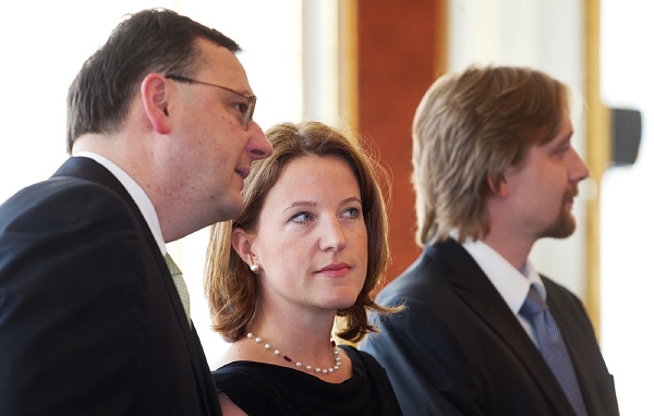 Premiér Petr Nečas (ODS), místopředsedkyně vlády a šéfka strany LIDEM Karolína Peake a ministr dopravy Pavel Dobeš (LIDEM).