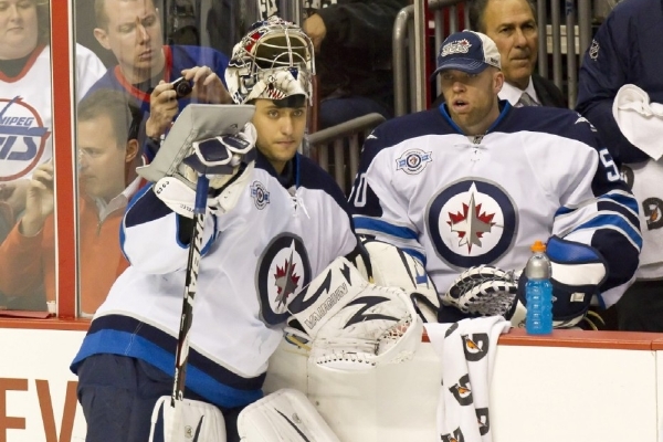 Gólman Ondřej Pavelec (vlevo) vedení Winnipegu svým alkoholovým extempore příliš nepotěšil.