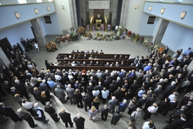Se světoznámým chemikem se přišly do Velké síně strašnického krematoria rozloučit přibližně tři stovky lidí.