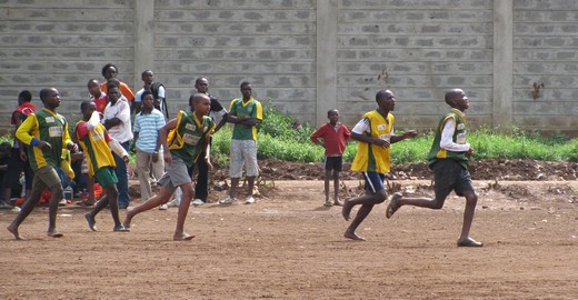 Jedni z mnoha fotbalistů v Mathare.