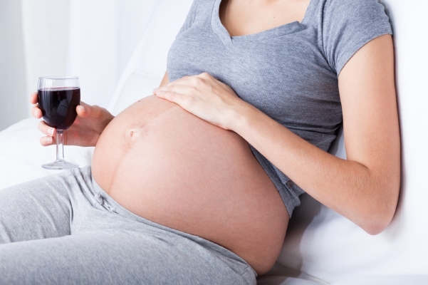 Alkohol v těhotenství škodí. Lékaři ale tvrdí, že dokáže napáchat škody, o kterých netušili.
