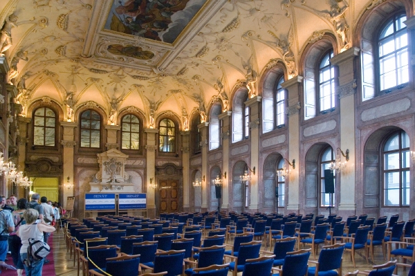 Hlavní sál Valdštejnského paláce, kde sídlí Senát České republiky.