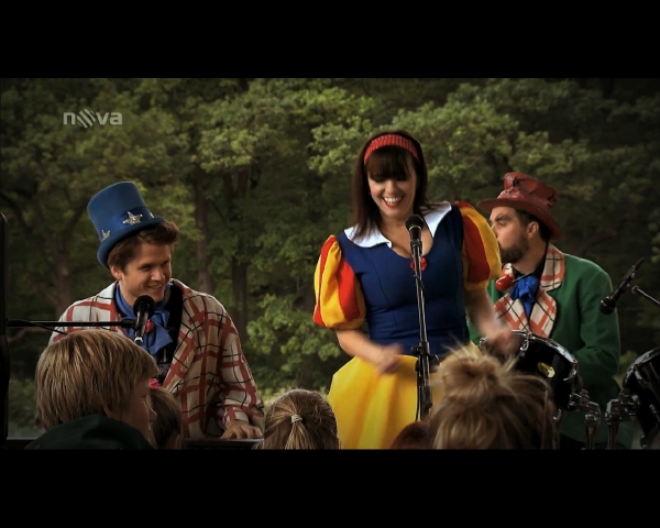 První hereckou roli má v novém seriálu i zpěvačka Marta Jandová. První hereckou roli má v novém seriálu i zpěvačka Marta Jandová.