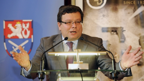 Ministerstvo obrany, kterému šéfuje Alexandr Vondra, zadalo firmě ATS-Telcom zakázku za 56 milionů. Firma má teď obrovské problémy s novým registrem aut.