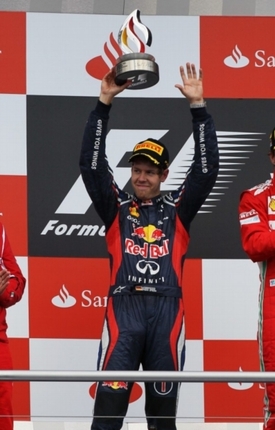 Předčasná radost. Trofej za druhé místo v Německu musel Sebastian Vettel záhy odevzdat.