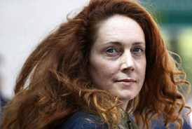 Po strmé cestě vzhůru přišel pád. A nepěkná obvinění. Rebekah Brooksová.