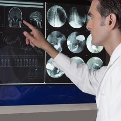 Masový vrah Holmes se účastnil neurologického programu na univerzitě. 