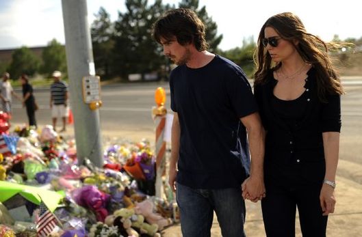 Do Aurory k pomníku obětí masového vraha přijel i Christian Bale, filmový představitel Batmana. Do Aurory k pomníku obětí masového vraha přijel i Christian Bale, filmový představitel Batmana.