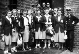 Československé gymnastky na OH v Londýně 1948. Eliška Misáková se síťovkou v ruce stojí třetí zprava.