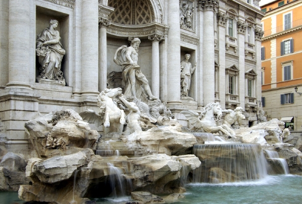 Fontána di Trevi patří mezi nejoblíbenější památky v Římě. Fontána di Trevi patří mezi nejoblíbenější památky v Římě.