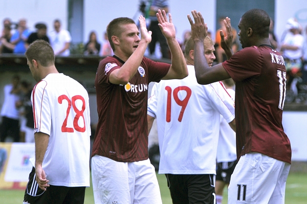Sparťané Leonard Kweuke (vpravo) a Pavel Kadeřábek se radují z gólu.