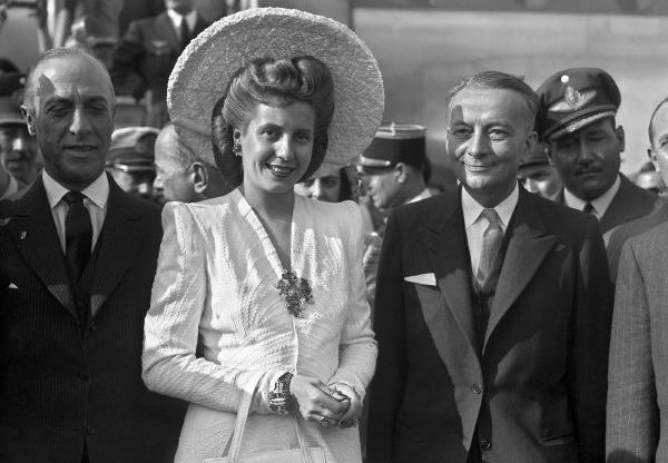 Evita Perónová při návštěvě Evropy. Na snímku po příletu do Francie. Evita Perónová při návštěvě Evropy. Na snímku po příletu do Francie.
