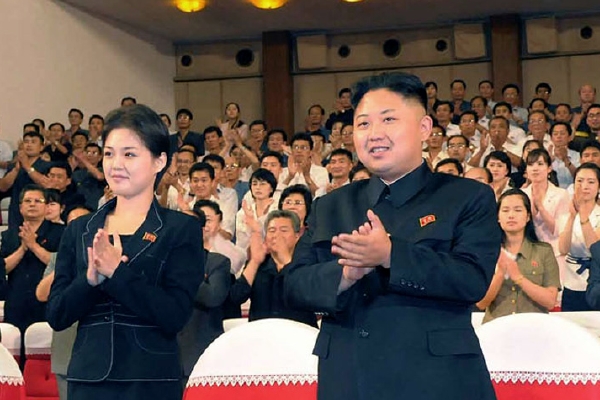 Kim Čong-un s ženou, z níž se teď vyklubala manželka, na muzikálovém představení.