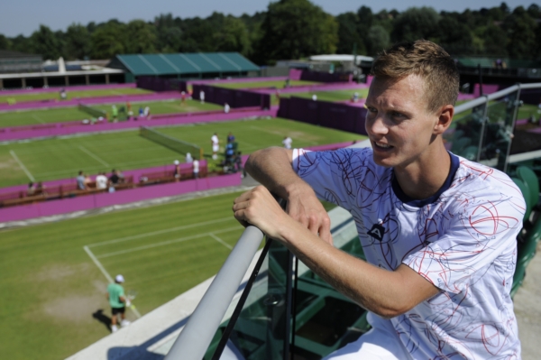 Tomáš Berdych v olympijkém areálu ve Wimbledonu.