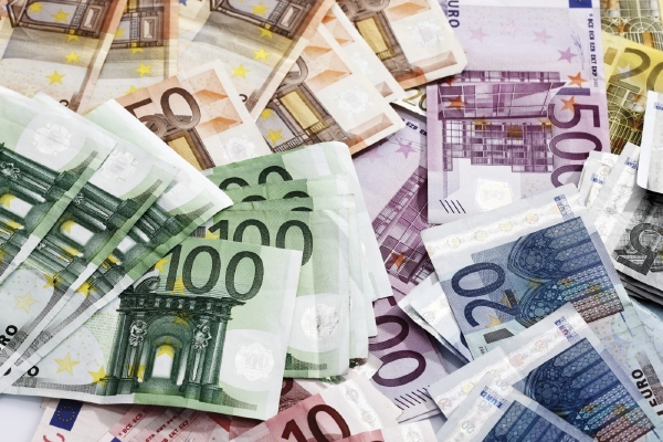 Dotace pro školství zatím nebudou obnoveny, proces prý zdržela EU.
