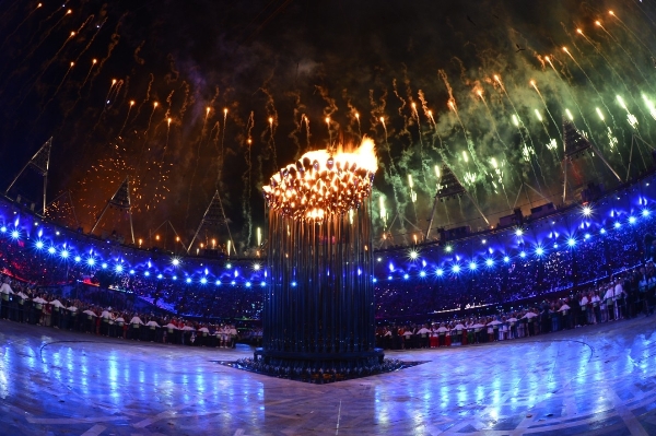 Olympijský oheň září na stadionu v Londýně.