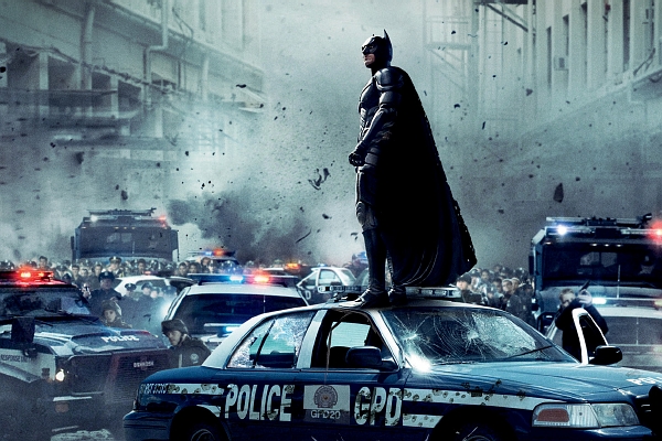 Batman musí zpočátku bojovat nejen proti padouchům, ale i proti policii. Batman musí zpočátku bojovat nejen proti padouchům, ale i proti policii.