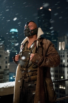 Padouch Bane nosí masku, která mírní jeho bolesti.