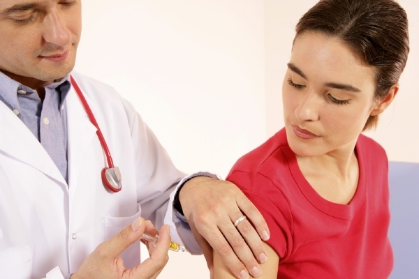Proti hepatitidě B se v Česku očkuje. U jiných typů se člověk musí spolehnout na prevenci.