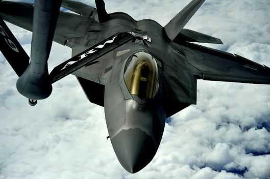 F-22 tankuje za letu. 