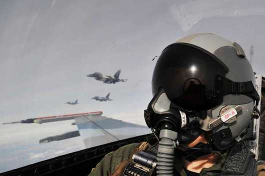 Pilot uvnitř kabiny F-16.
