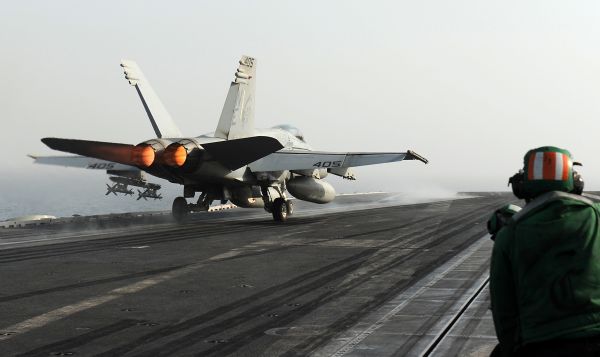 F/A-18 Super Hornet startuje z letadlové= lodi. 