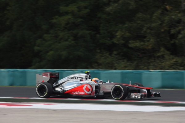 Britský pilot Lewis Hamilton z McLarenu zajel nejrychlejší časy v obou trénincích na nedělní Velkou cenu Maďarska formule 1. 