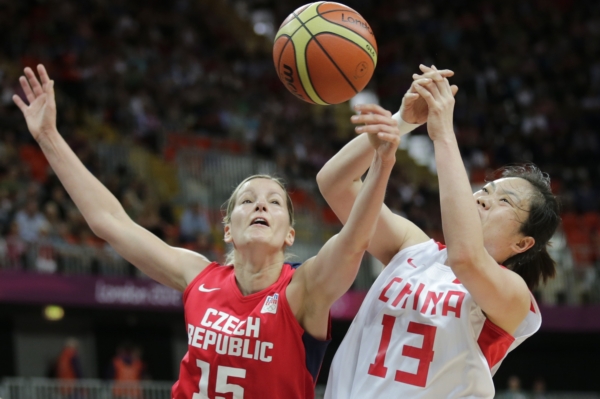 Eva Vítečková (vlevo) bojuje v úvodním zápase proti Číně.