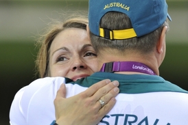 Kateřina Emmons se objímá se svým otcem a trenérem Petrem Kůrkou, který zároveň trénuje australské střelce.