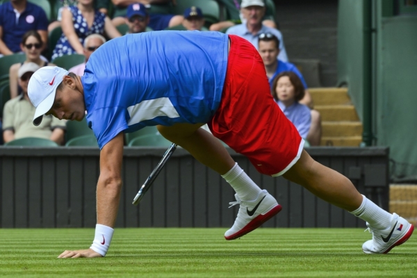 Tomáši Berdychovi na to londýnské trávě hodně klouzalo.