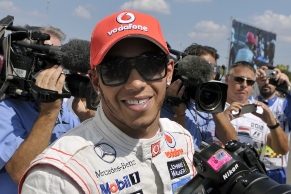 Lewis Hamilton v obležení novinářů po vítězné kvalifikaci.