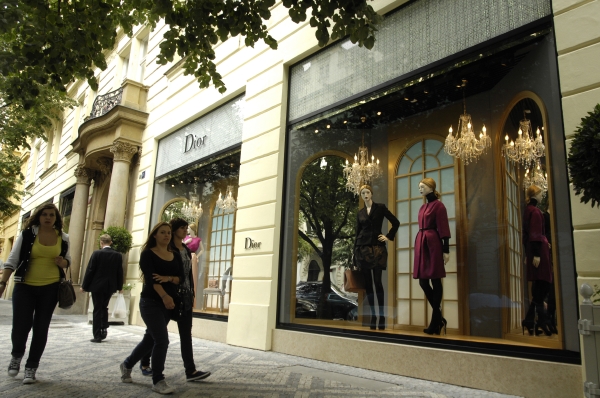 Nemovitosti v Pařížské ulici, kde sídlí luxusní obchody, mají často nečekané vlastníky. Jsou mezi nimi Arabové, Italové a také finančník Petr Kellner, jehož peníze tu začaly drtit konkurenci. Nemovitosti v Pařížské ulici, kde sídlí luxusní obchody, mají často nečekané vlastníky. Jsou mezi nimi Arabové, Italové a také finančník Petr Kellner, jehož peníze tu začaly drtit konkurenci.