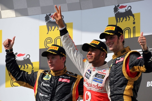 Lewis Hamilton (uprostřed) triumfoval ve VC Maďarska.
