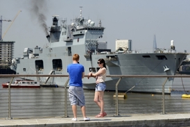 Válečná loď HMS Ocean kotvící na Temži.