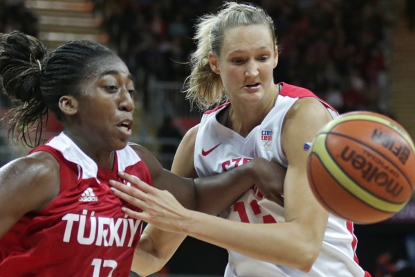 Česká basketbalistka Petra Kulichová při pondělním utkání s Tureckem.