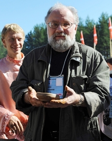 Za Putinovy nepřítomnosti se hlavní atrakcí stala návštěva předsedy ústřední volební komise Vladimira Čurova.
