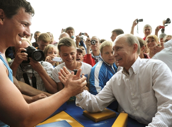 Putin "mezi svými" na loňském Seligeru. Letos se na přílet jeho vrtulníku ještě čeká.